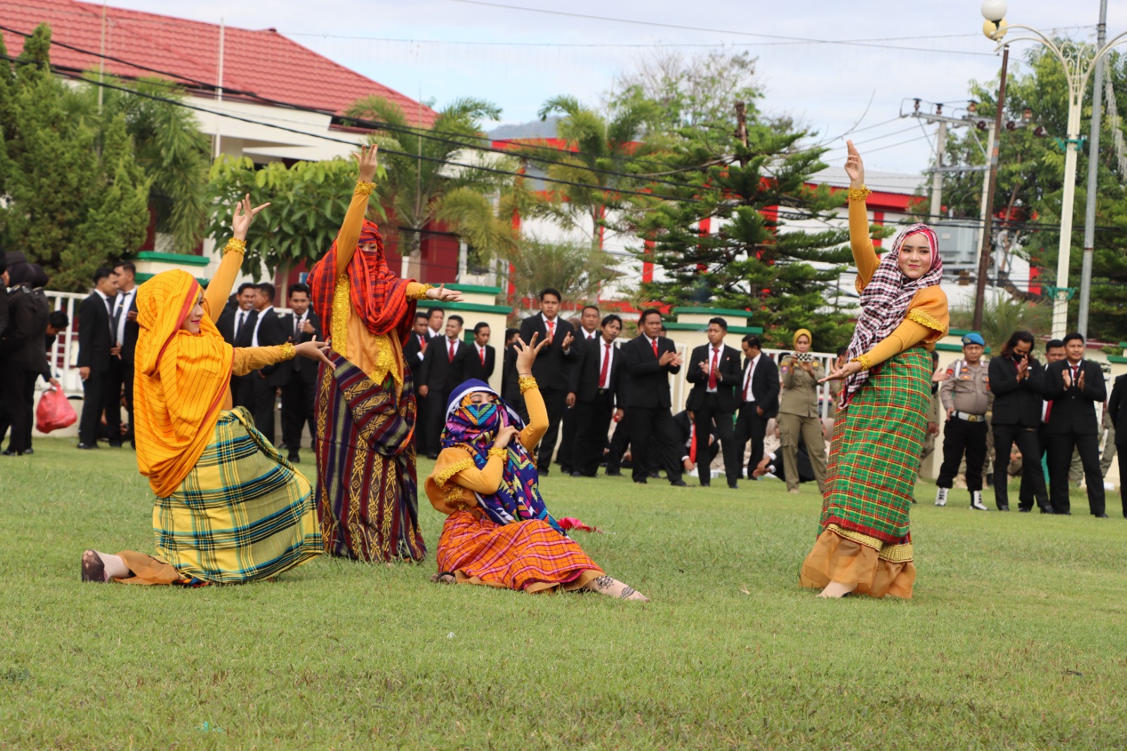 Pertunjukan Budaya Warnai Semarak Upacara Hut Bhayangkara Polres Bima