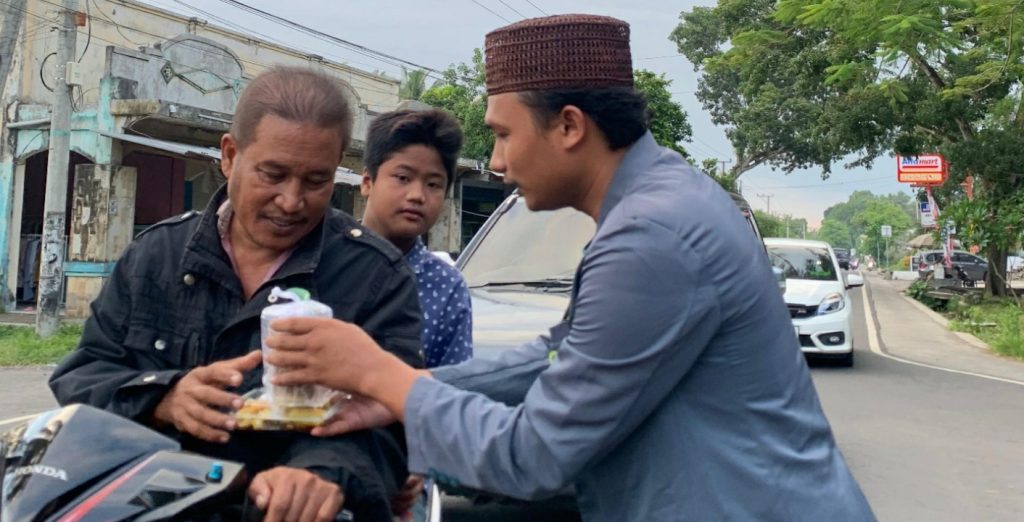 Pac Ipnu Ippnu Jonggat Bagi 500 Takjil Gratis Untuk Pengguna Jalan